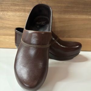 Dansko Prima Brown Leather Chunk Heel Clogs  Womens  sz 39